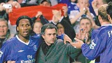 <b>APOYO. </b>Drogba y la afición respaldaron ayer a Mourinho.
