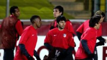 <b>EN EL ALI SAMI YEN. </b>Assunçao, Perea, Cabrera, Kun, Salvio, Forlán, Reyes y Juanito en el entrenamiento de ayer en el escenario del partido.