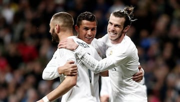 Bale, Benzema y Cristiano Ronaldo celebran un tanto con la camiseta del Real Madrid.