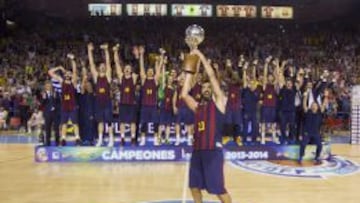 El capitán del FC Barcelona, Juan Carlos Navarro, levanta la copa de campeones de la ACB.