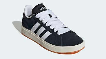 Zapatillas Adidas Grand Court negras.