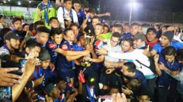 Motagua salió airoso de la Liga Nacional de primera división al vencer 2-1 a Platense en la final. El cuatro veces campeón goza en la campeonato apertura.