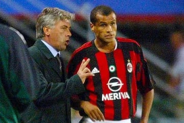 Carlo Ancelotti charla con Rivaldo durante su época juntos en el Milan.