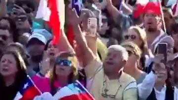 Adherentes de Johannes Kaiser cantaron estrofa ‘prohibida’ del himno chileno y esto pasó