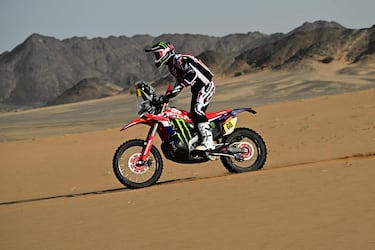 El piloto español Tosha Schareina compite con una Honda CRF 450 en la etapa 7 de la 48ª edición del Rally Dakar 2026
