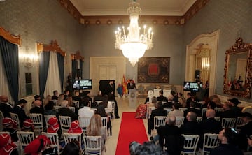 Ilia Topuria durante la recepción oficial en el Salón Azul de la Casa Consistorial.