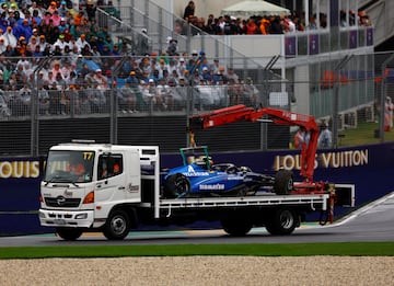 El coche de Carlos Sainz Jr. de Williams es remolcado por comisarios tras estrellarse y salir de la carrera.