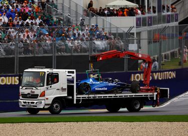El coche de Carlos Sainz Jr. de Williams es remolcado por comisarios tras estrellarse y salir de la carrera.