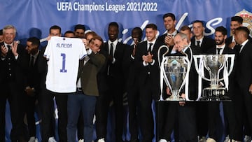 El alcalde de Madrid, Jos&eacute; Luis Mart&iacute;nez Almeida, con la camiseta que le regal&oacute; Marcelo en la recepci&oacute;n del Ayuntamiento al Real Madrid, campe&oacute;n de Europa.
 