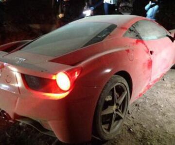 Arturo Vidal protagoniz&oacute; un accidente en su Ferrari camino a la concentraci&oacute;n de la selecci&oacute;n chilena.