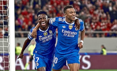 2-4. El delantero francés celebra su cuarto gol con Vinicius.