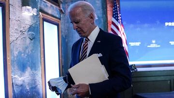 El presidente electo, Joe Biden, se retira después de hablar sobre la economía del país en una reunión informativa con asesores económicos en Wilmington, Delaware. 16 de noviembre de 2020.