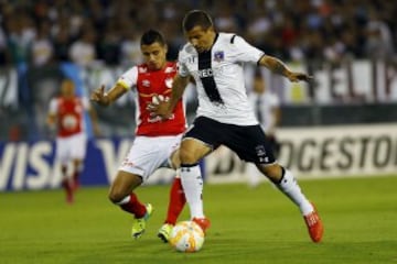 Emiliano Vecchio (R) of Chile's Colo Colo and Juan Roa of Colombia's Independiente Santa Fe fight for the ball during their Copa Libertadores soccer match in Santiago, April 15, 2015. REUTERS/Ivan Alvarado