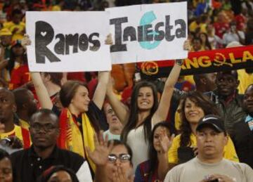 Unas hinchas españolas sostienen carteles en los que se lee "Ramos" e "Iniesta" antes del partido amistoso entre Sudáfrica y España en el estadio Soccer City de Soweto.