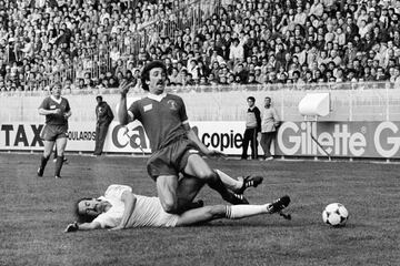 El centrocampista del escocés del Liverpool, Graeme Souness, recibe una entrada del jugador del Real Madrid, Uli Stielike.