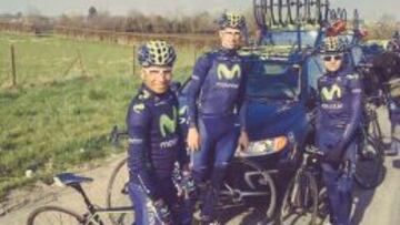 Nairo Quintana con el Movistar reconociendo el pavés.