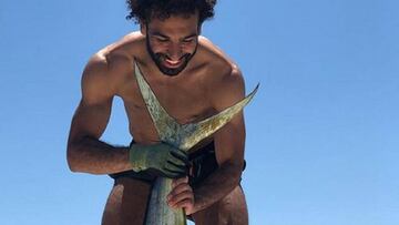 Mohamed Salah hace alarde de su talento para la pesca con una pieza impresionante