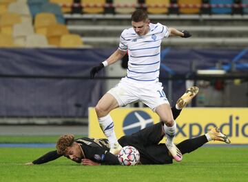 Vitaliy Mykolenko con el debutante Konrad de la Fuente.