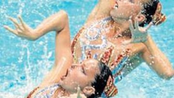 <b>SINCRONIZACIÓN. </b>Mengual (arriba) y Tirados hacen arte de la natación.