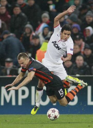 El jugador del Shakhtar Donetsk, Vyacheslav Shevchuk lucha un balón con Rafael, jugador del Manchester United.