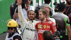 Mercedes&#039; British driver Lewis Hamilton (L) waves at the crowd as he hugs Ferrari&#039;s German driver Sebastian Vettel, after winning his fifth drivers&#039; title after the F1 Mexico Grand Prix at the Hermanos Rodriguez circuit in Mexico City on October 28, 2018. - Lewis Hamilton became only the third Formula One driver in history to capture a fifth world title on Sunday as Max Verstappen won the Mexican Grand Prix. (Photo by Rodrigo ARANGUA / AFP)
 PUBLICADA 29/10/18 NA MA43 5COL