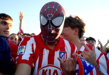 Aficionado del Atlético de Madrid con una máscara de Spider-Man.