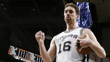 LWS124. SAN ANTONIO (TX, EE.UU.), 25/04/2017.- Pau Gasol (i) de los Spurs reacciona ante los Grizzlies hoy, martes 25 de abril de 2017, durante un partido entre Grizzlies y Spurs por la Conferencia Oeste de la NBA en San Antonio, Texas (EE.UU.). EFE/Larry W. Smith