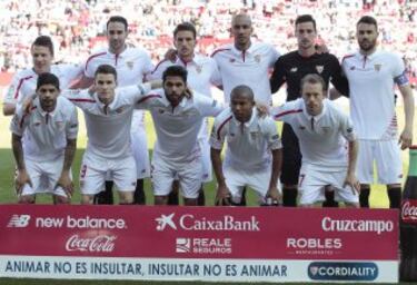 El once inicial del Sevilla. De pie: Konoplyanka, Rami, Carriço, N'Zonzi, Rico e Iborra. Agachados: Banega, Gameiro, Trémoulinas, Mariano y Krohn-Dehli. 

