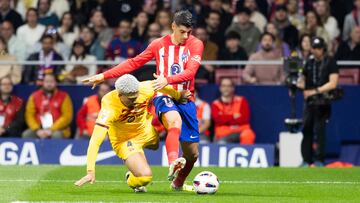 Morata es derribado en el Atlético-Barça por Araujo... pero estaba en fuera de juego.