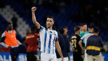 SAN SEBASTIÁN, 15/03/2024.- El centrocampista de la Real Sociedad Mikel Merino, celebra al término del partido de LaLiga disputado este viernes ante el Cádiz disputado este viernes en el estadio Reale Arena, en San Sebastián. EFE/Juan Herrero