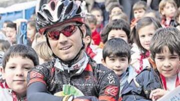 <b>ÍDOLO EN POLLENÇA. </b>Valverde se rodeó de niños ayer antes de la salida de la etapa en Pollença.