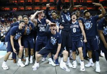 Wildcats celebrate after beating Jyhawks in the NCAA 2016 tournament