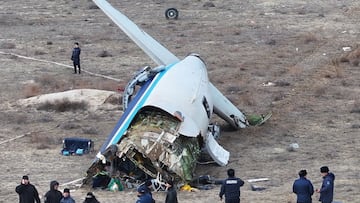 Tragedia a¨¦rea: un avi¨®n con 67 personas a bordo se estrella en Kazajist¨¢n