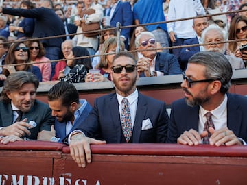 El futbolista del Real Madrid Nacho Fernández; el futbolista del PSG Sergio Ramos y su hermano y agente, René Ramos, durante la tradicional corrida por el Día de la Hispanidad, en la Plaza de Toros de Las Ventas.