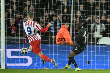 El ecuatoriano Ordoñez metió el balón rumbo a su portería. Él no quería.