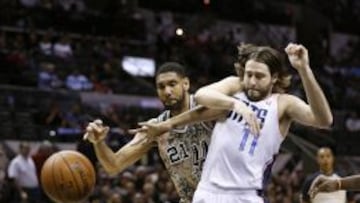 Tim Duncan (San Antonio Spurs) y Josh McRoberts (Charlotte Bobcats).