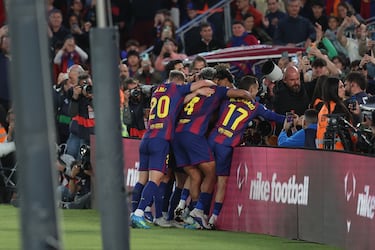 Lamine Yamal celebra con sus compañeros el 3-1 al Espanyol. 