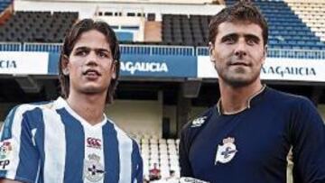 <b>DE ESTRENO. </b>Los dos nuevos jugadores del Deportivo posan sonrientes con su nueva equipación en el césped de Riazor.
