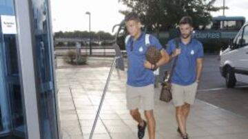 H&eacute;ctor Moreno, junto a &Aacute;lvaro Gonz&aacute;lez, este viernes por la tarde, a la llegada de la expedici&oacute;n del Espanyol al hotel de Reading, Inglaterra.