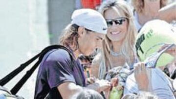 <b>RELAJADO. </b>Nadal firma autógrafos a los aficionados californianos.
