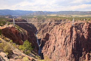 Este puente colgante (el más alto del hemisferio occidental) trasporta a los visitantes sobre el río Arkansas. Es una de las mayores atracciones del Cañon City en Colorado. Sus dimensiones son 321 metros de altura desde el tablero hasta el río Arkansas, 384 metros de largo, 5 de ancho. Su famosas torres tienen una altura de 46 metros. 