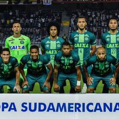 El avión del Chapecoense se estrella antes de jugar la final de la Copa Sudamericana