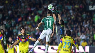 Ismael Diaz (L) of Leon jumps for the ball with Rodolfo Cota (R) of America during the 16th round match between Leon and America as part of the Liga BBVA MX Varonil, Torneo Clausura 2026 at Nou Camp Stadium, on April 21, 2026 in Leon, Guanajuato, Mexico.