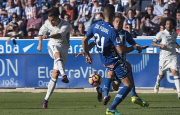 Cristiano scores his second of the afternoon against Alavés