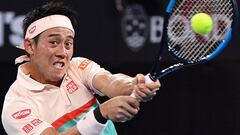 Kei Nishikori devuelve una bola ante Daniil Medvedev en la final del Brisbane International.