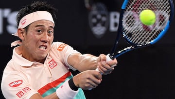 Kei Nishikori devuelve una bola ante Daniil Medvedev en la final del Brisbane International.