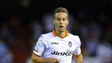 El Valencia escucha ofertas para vender a Sergio Canales