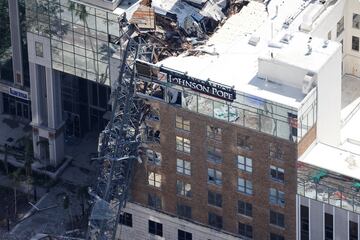 Vista aérea de una grúa colapsada en el edificio del Tampa Bay Times, tras el paso del huracán Milton, en St. Petersburg, Florida.