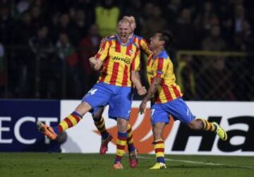 Philipe Senderos de Valencia celebra con su compañero de equipo, Eduardo Vargas después de anotar un gol ante el Ludogorets