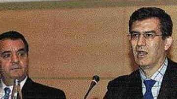 <b>AS EN DOS FOROS. </B> nuestro subdirector Juan Mora, junto a Nicolás Terrados intervino ayer en Madrid en la conferencia Deporte y Tecnología.